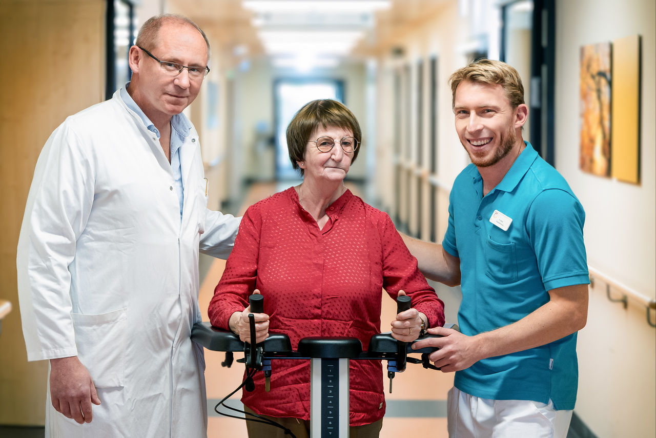 Monika Scholz beim Lauftraining mit Chefarzt Dr. Prass und Physiotherapeut Paul 
